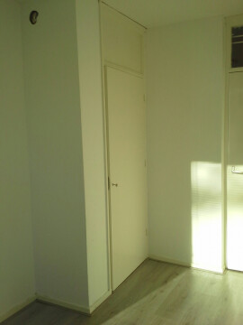 Flinke inbouwkast in de kleinere kamer