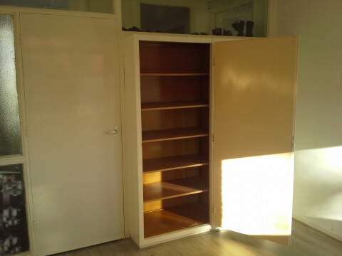 Grote inbouwkast in de grotere kamer